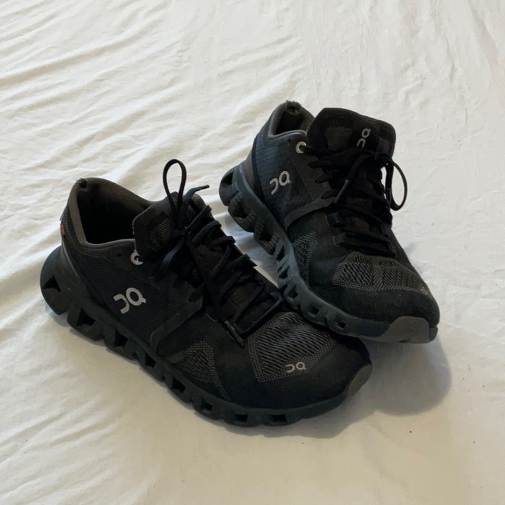 On Running Black Athletic Shoes with Durable Construction